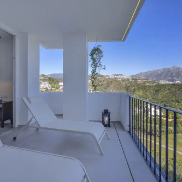 Venta de apartamento en planta media en Benahavís