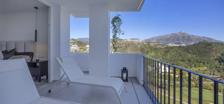 Venta de apartamento en planta media en Benahavís 0