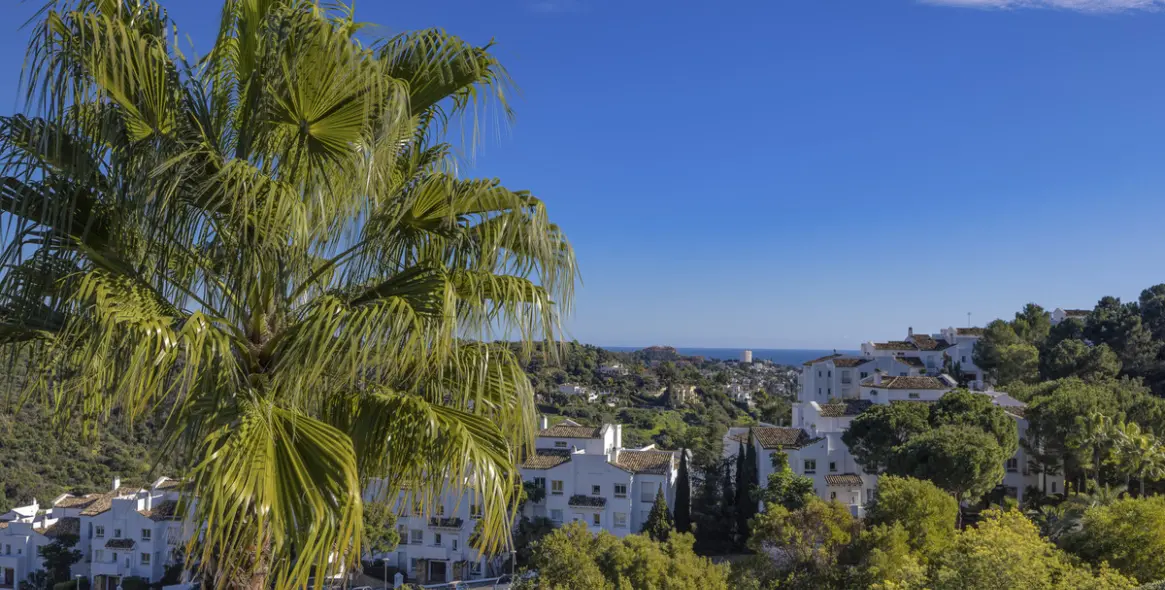 Venta de apartamento en planta media en Benahavís 2