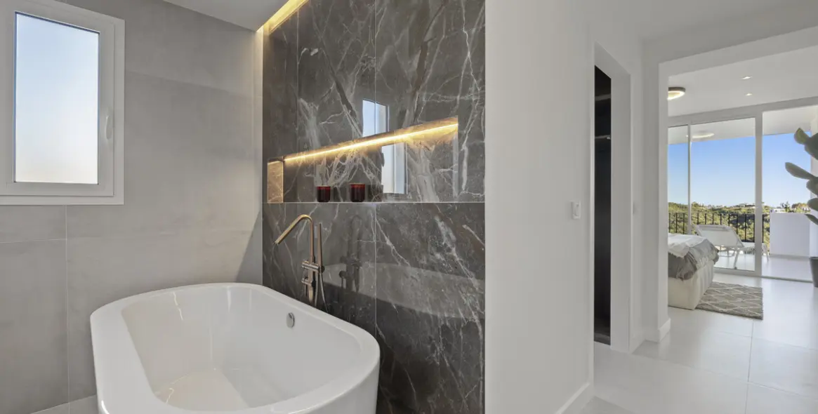 Venta de apartamento en planta media en Benahavís 4