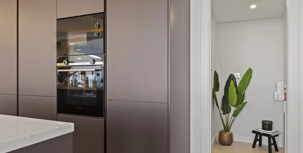 Venta de apartamento en planta media en Benahavís 12