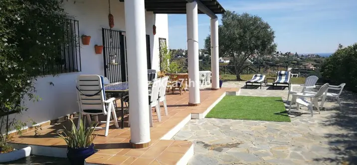 Venta de villa independiente en Estepona 2