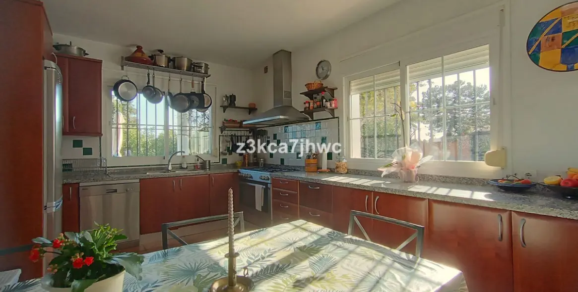 Sale of detached villa in Estepona 32