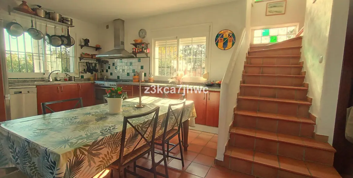 Sale of detached villa in Estepona 33