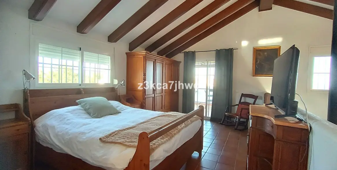 Sale of detached villa in Estepona 36