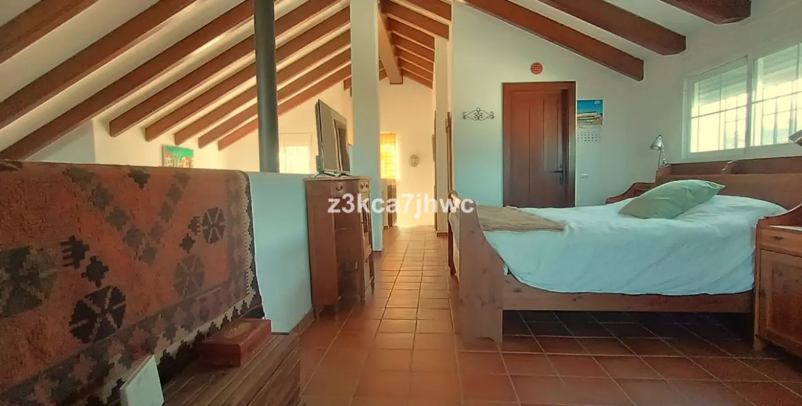 Sale of detached villa in Estepona 37
