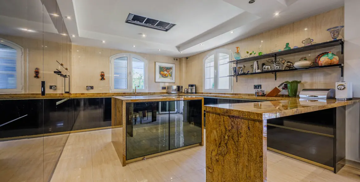 Venta de villa independiente en Puerto de la Torre 13