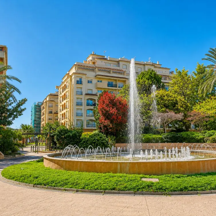 Sale of middle floor apartment in Estepona