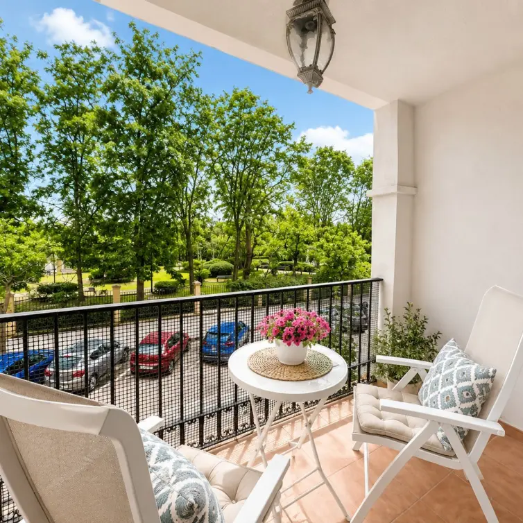 Sale of middle floor apartment in Estepona