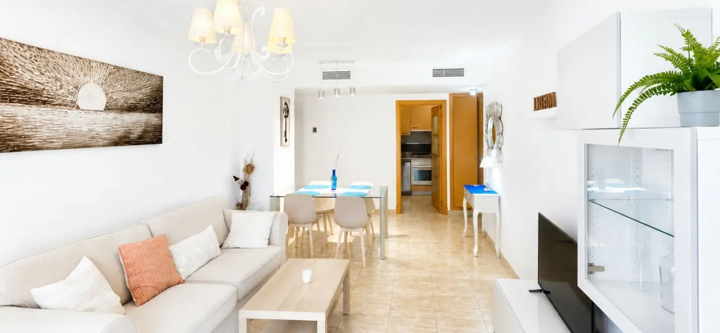 Sale of middle floor apartment in Estepona 2