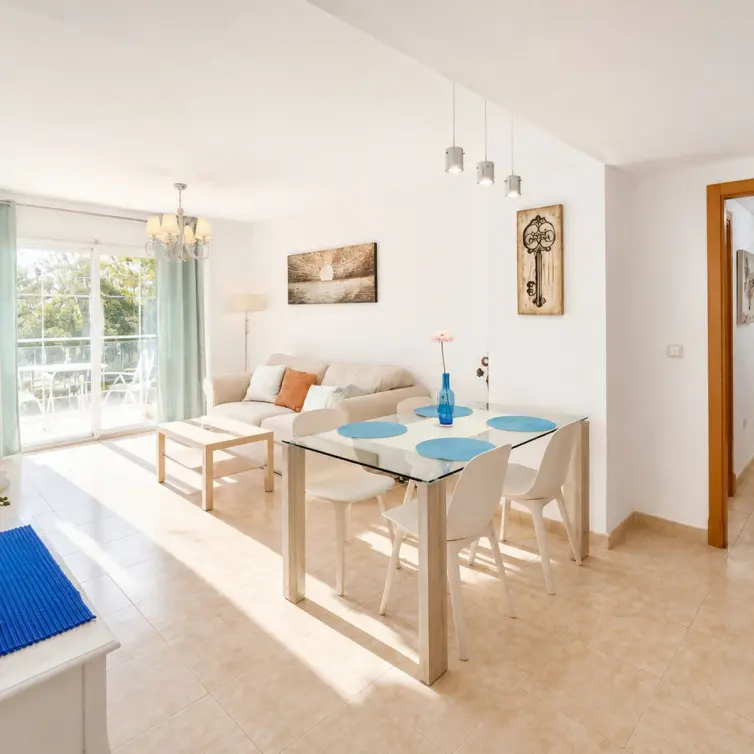 Sale of middle floor apartment in Estepona