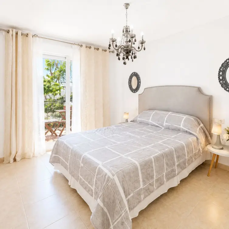 Sale of middle floor apartment in Estepona