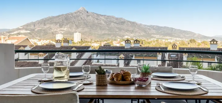 Sale of middle floor apartment in Nueva Andalucía 0