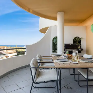 Sale of middle floor apartment in Nueva Andalucía