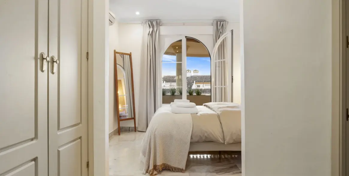 Sale of middle floor apartment in Nueva Andalucía 14