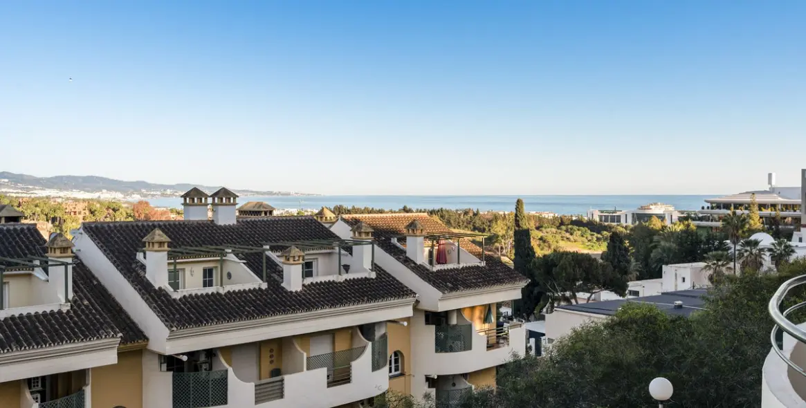 Sale of middle floor apartment in Nueva Andalucía 21