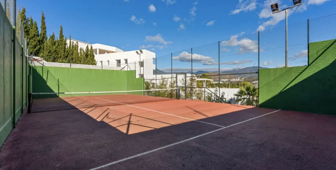 Sale of middle floor apartment in Nueva Andalucía 25