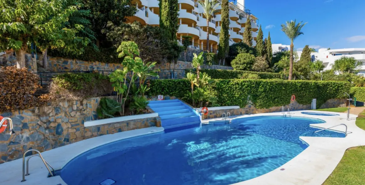 Sale of middle floor apartment in Nueva Andalucía 26
