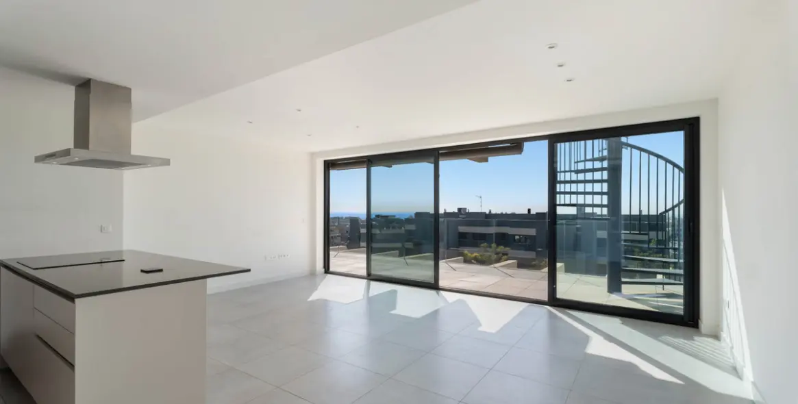 Sale of penthouse in Estepona 2