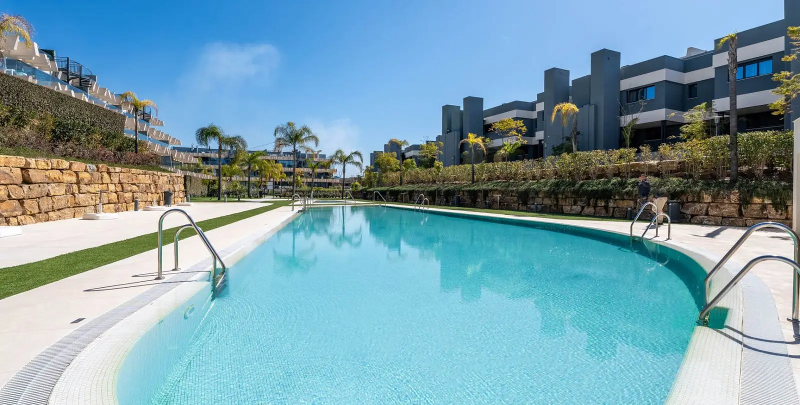 Sale of penthouse in Estepona 12
