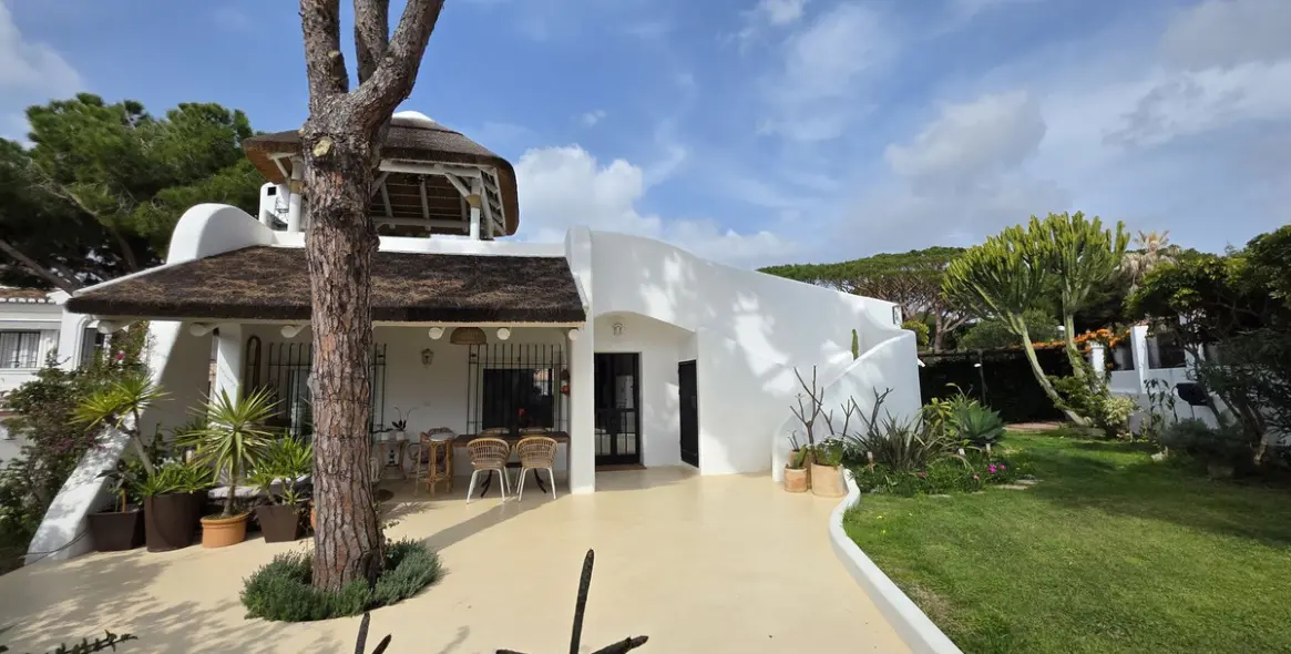 Продажа  отдельно стоящей виллы в Calahonda 1