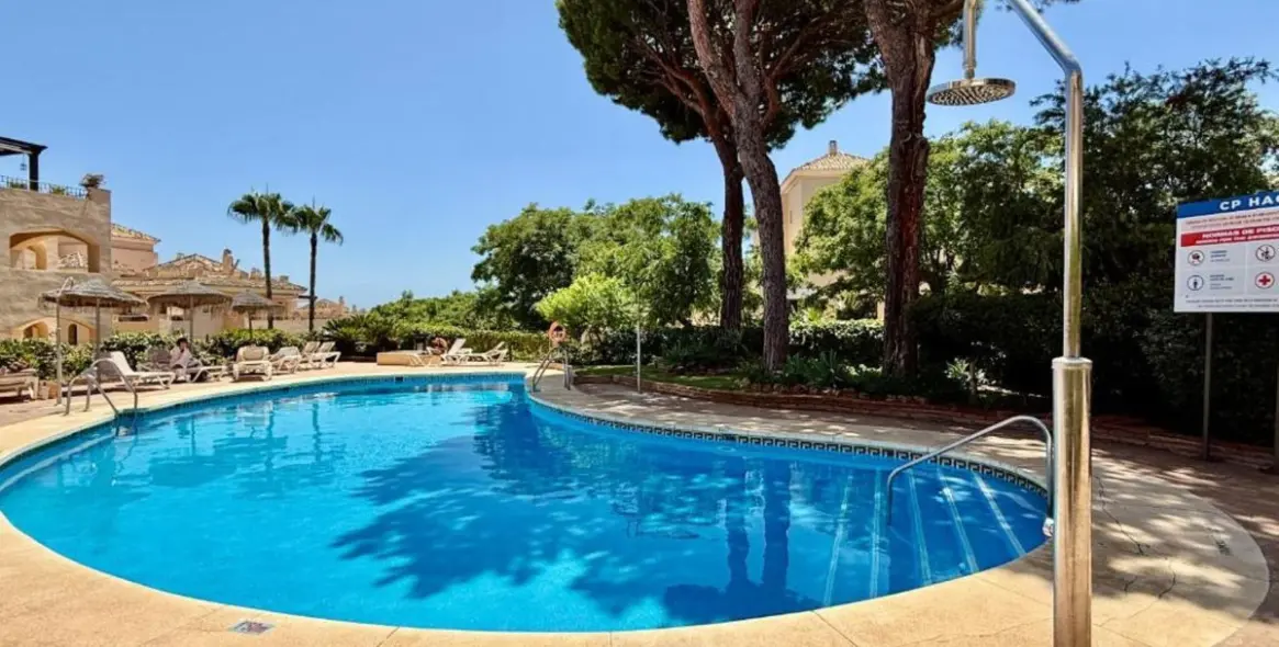 Sale of middle floor apartment in Elviria 1