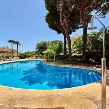 Sale of middle floor apartment in Elviria