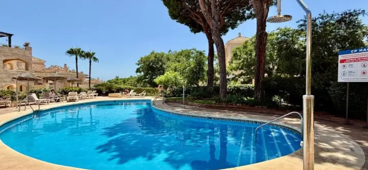 Sale of middle floor apartment in Elviria 0