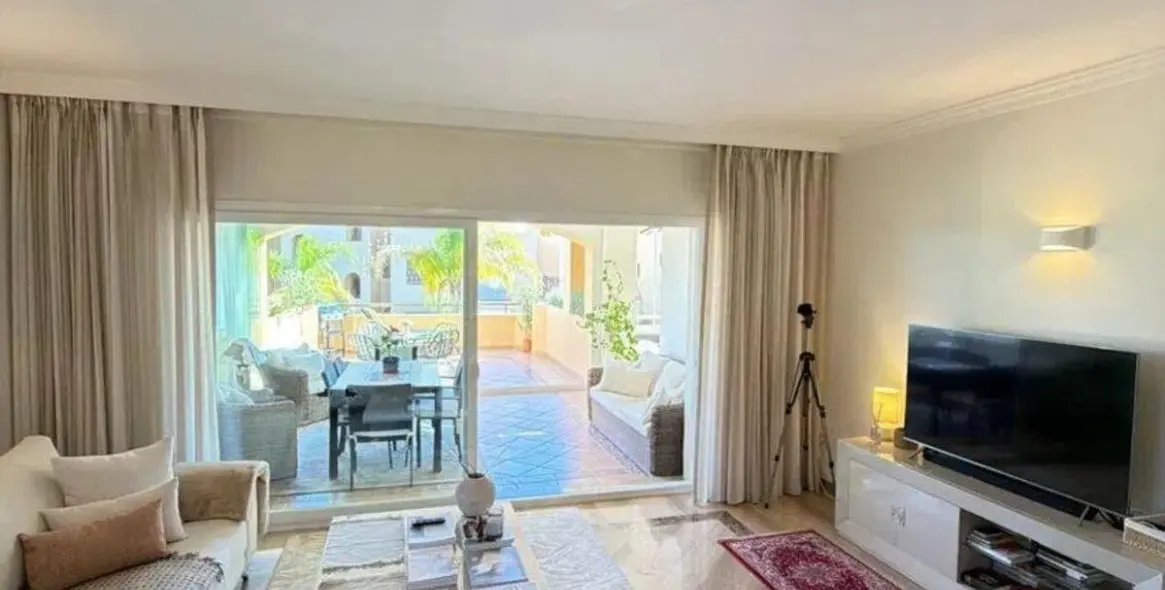 Sale of middle floor apartment in Elviria 2