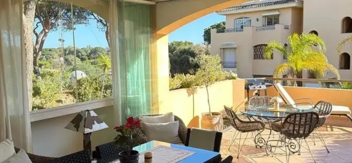 Sale of middle floor apartment in Elviria 3