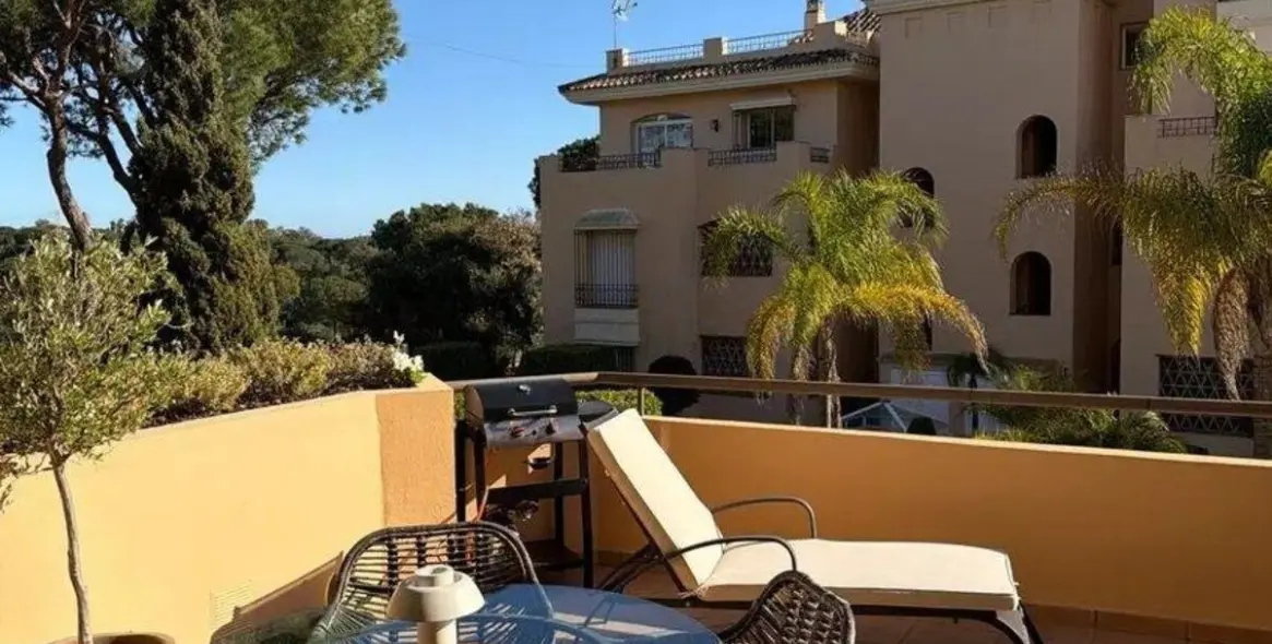 Sale of middle floor apartment in Elviria 5