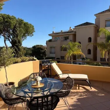 Sale of middle floor apartment in Elviria
