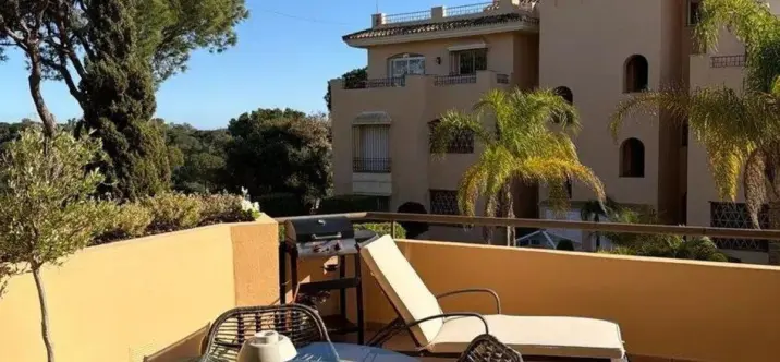 Sale of middle floor apartment in Elviria 4