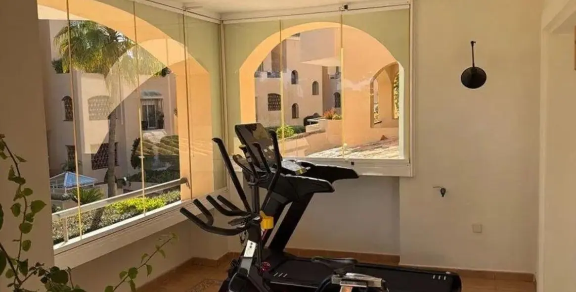 Sale of middle floor apartment in Elviria 6