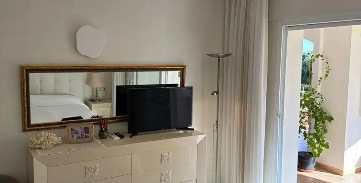 Sale of middle floor apartment in Elviria 8