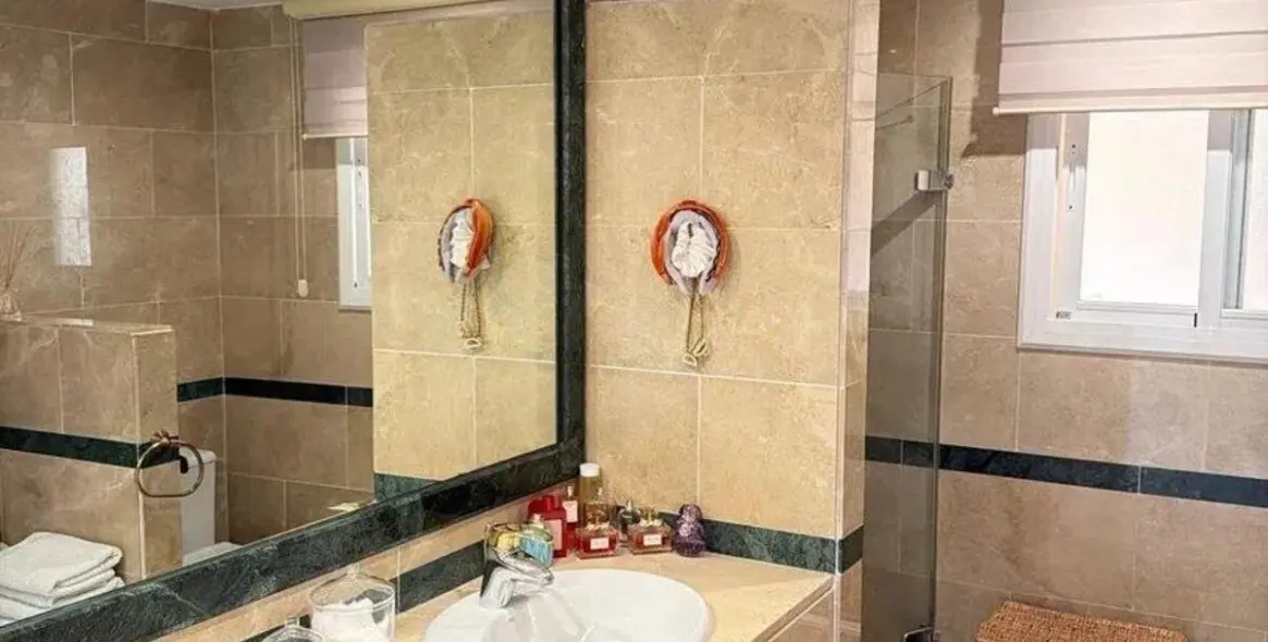 Sale of middle floor apartment in Elviria 9