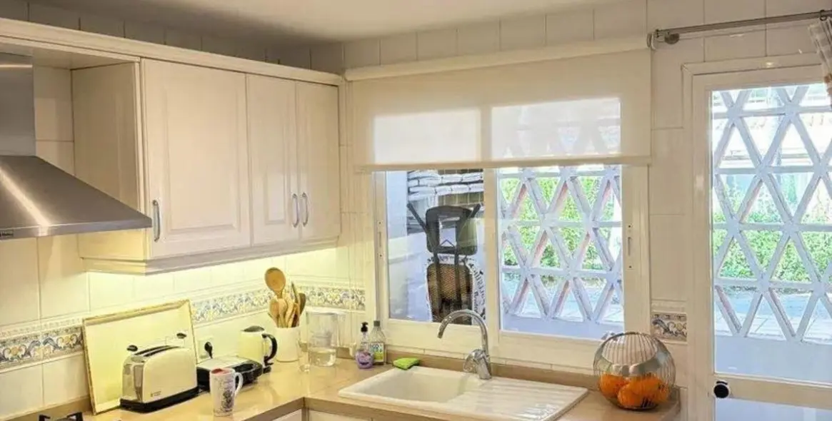 Sale of middle floor apartment in Elviria 10