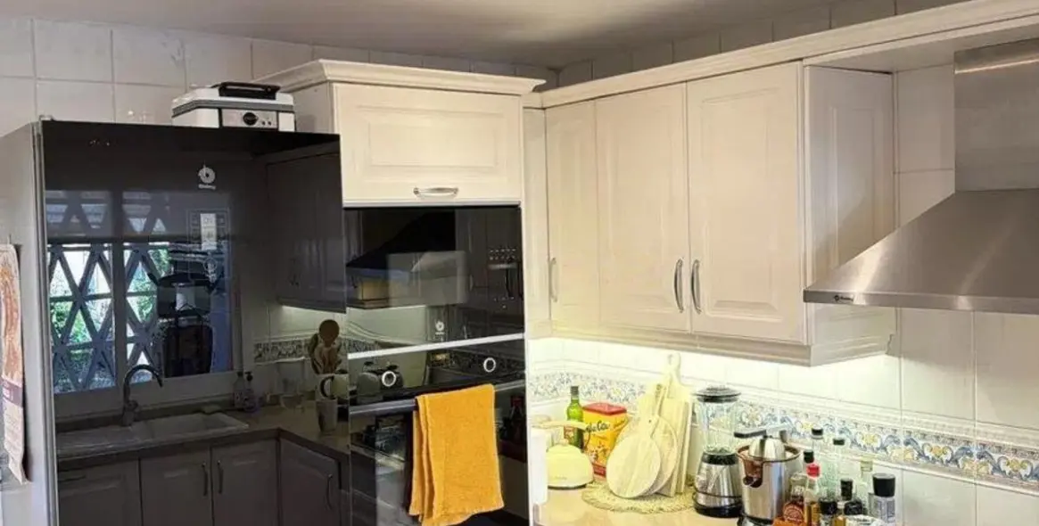 Sale of middle floor apartment in Elviria 11