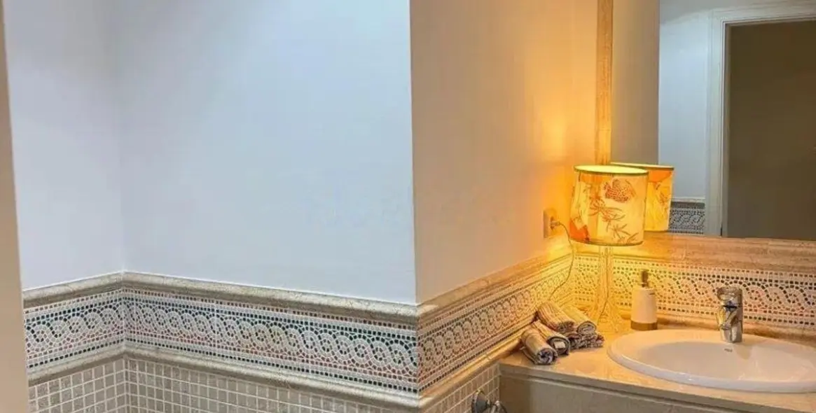 Sale of middle floor apartment in Elviria 13