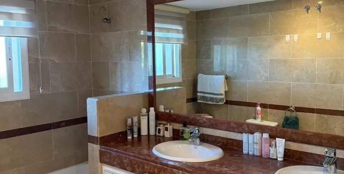 Sale of middle floor apartment in Elviria 14