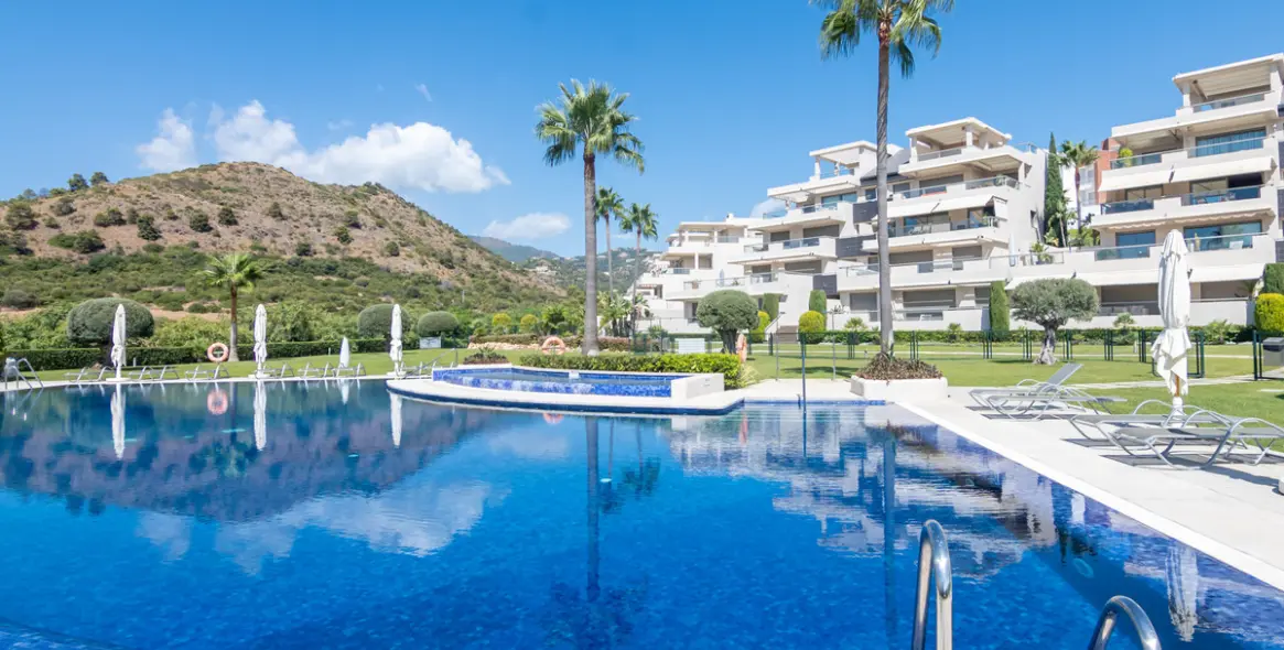 Venta de apartamento en planta media en Benahavís 1