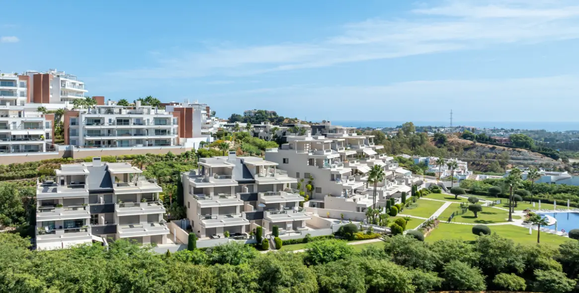 Venta de apartamento en planta media en Benahavís 2