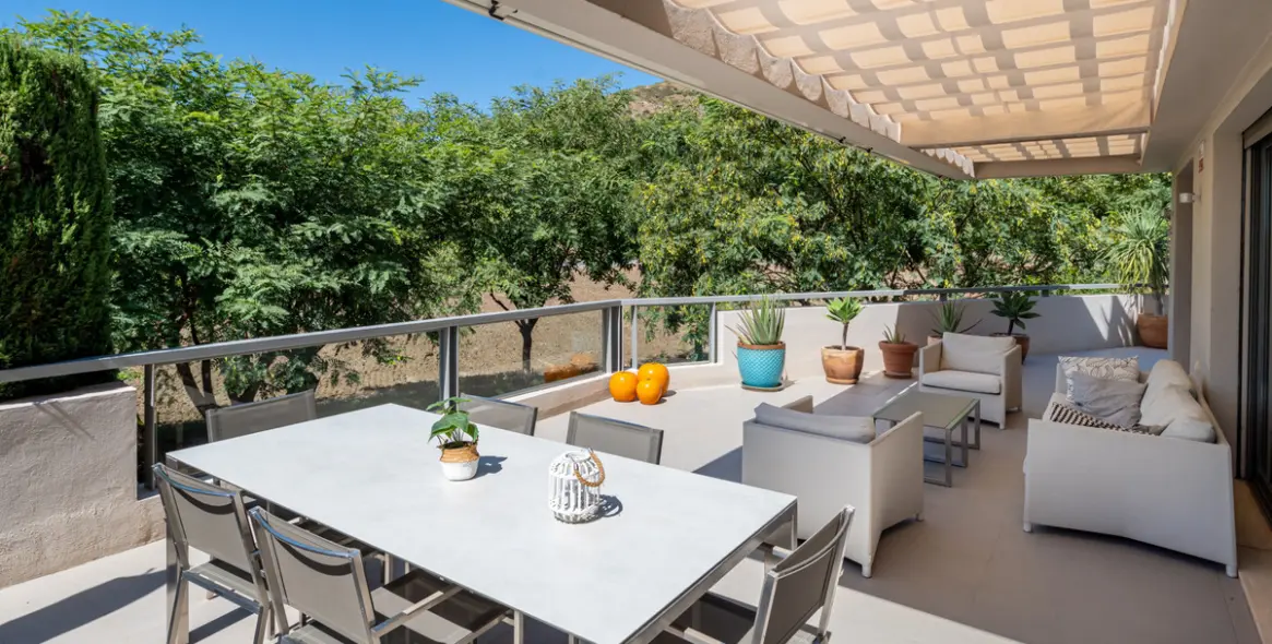 Venta de apartamento en planta media en Benahavís 3