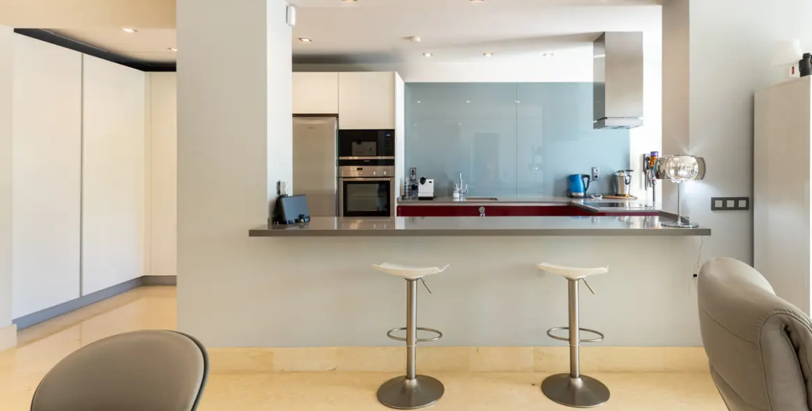 Venta de apartamento en planta media en Benahavís 9