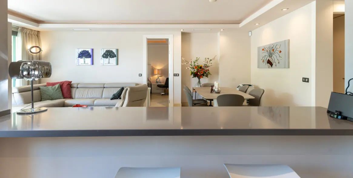 Venta de apartamento en planta media en Benahavís 11