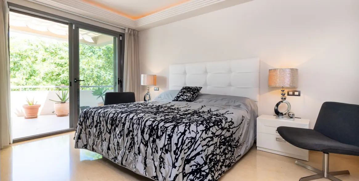 Venta de apartamento en planta media en Benahavís 12