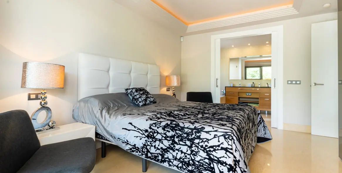 Venta de apartamento en planta media en Benahavís 13