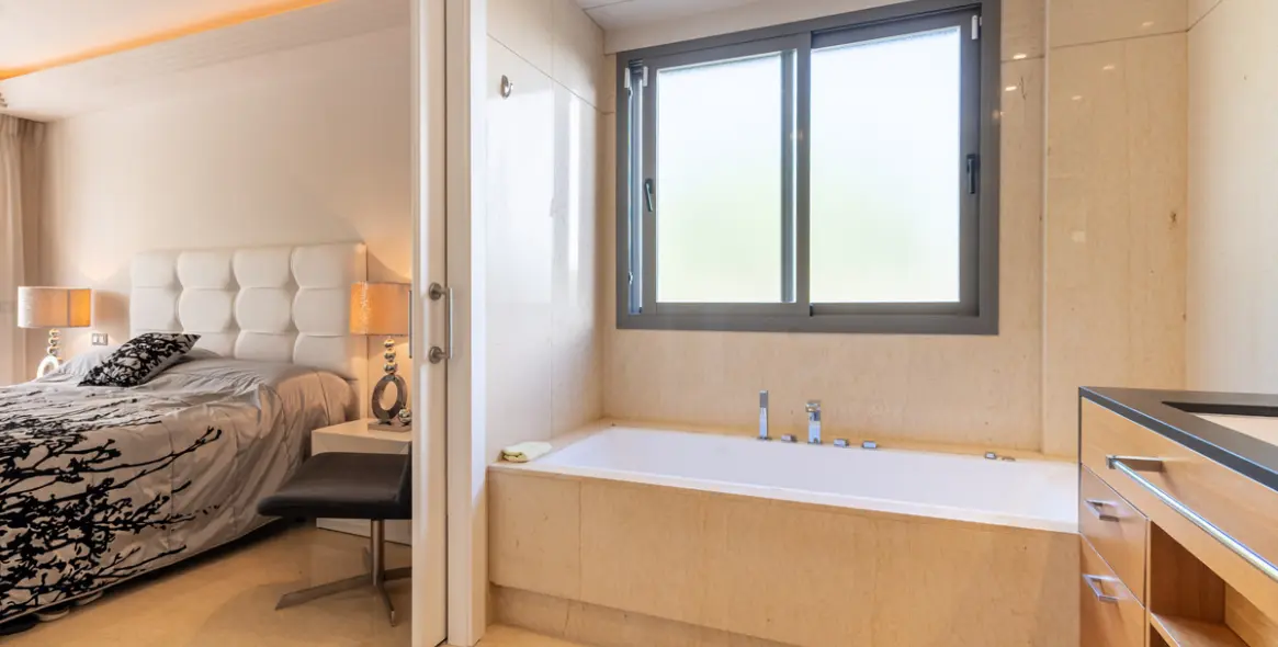 Venta de apartamento en planta media en Benahavís 14