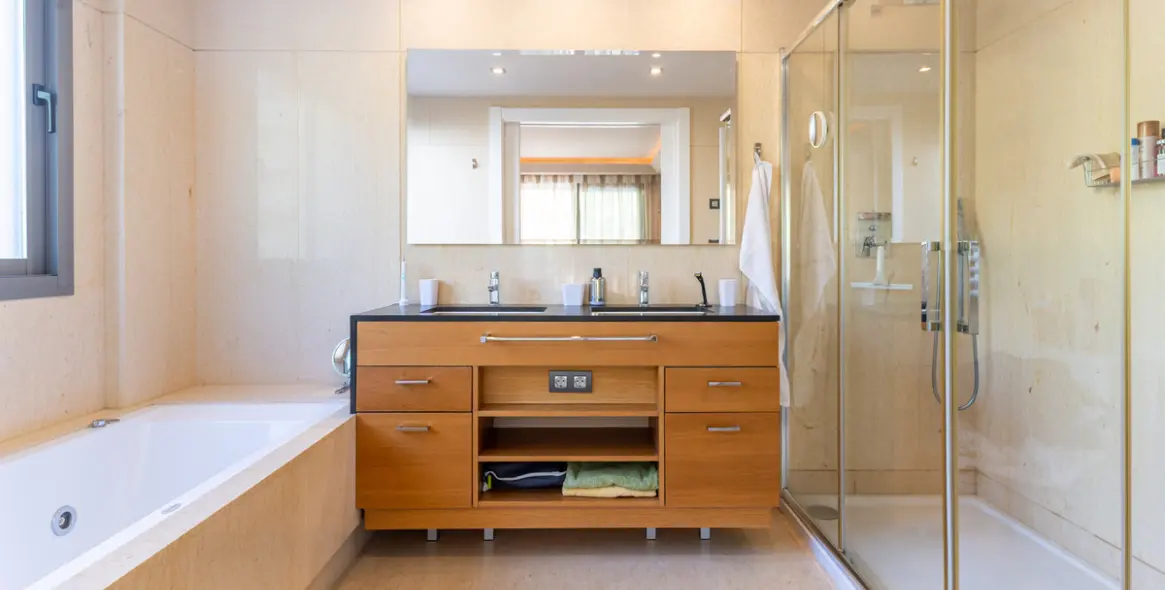 Venta de apartamento en planta media en Benahavís 15