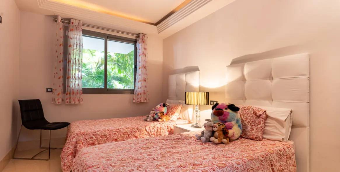 Venta de apartamento en planta media en Benahavís 16